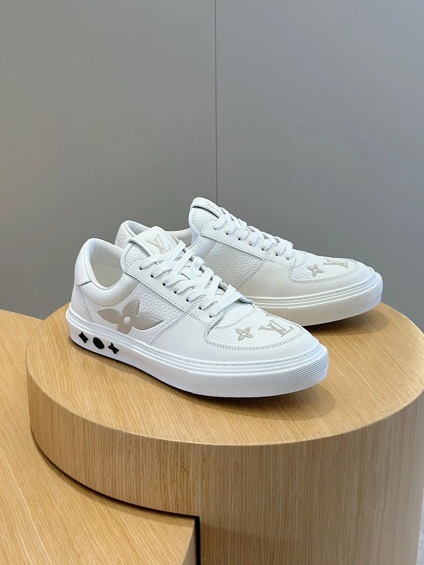 Factory price: 438💰LV full cowhide color-printed men's sneakers. This Ollie lace-up sneaker is made of floral embossed fabric, continuing the inspiration of the season's ready-to-wear collection. The laces are used to set off the gorgeous design, monogram flowers are embellished with transparent rubber outsole, and the brand logo is written on the back. Cowhide upper, cowhide lining, TPU outsole Size: 39-44 (customized at 38.45)